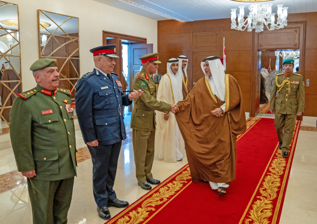 <p>HRH Prince Salman is seen off in Bahrain by senior officials.</p>